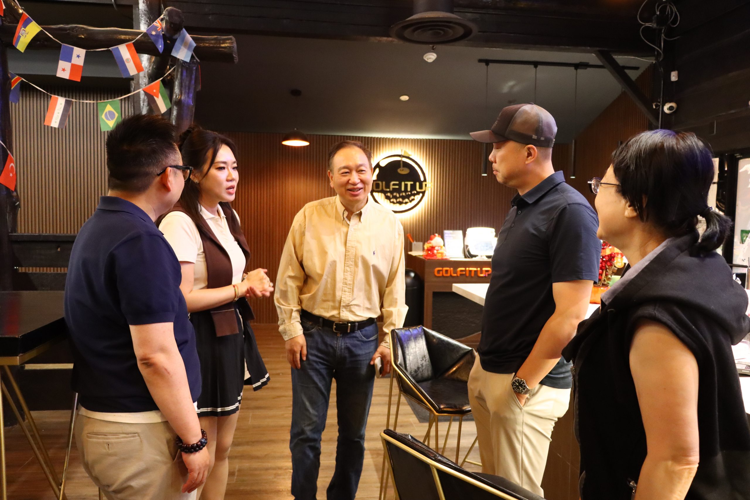 嘉宾与会员现场交流 / Speakers and members exchanging on site