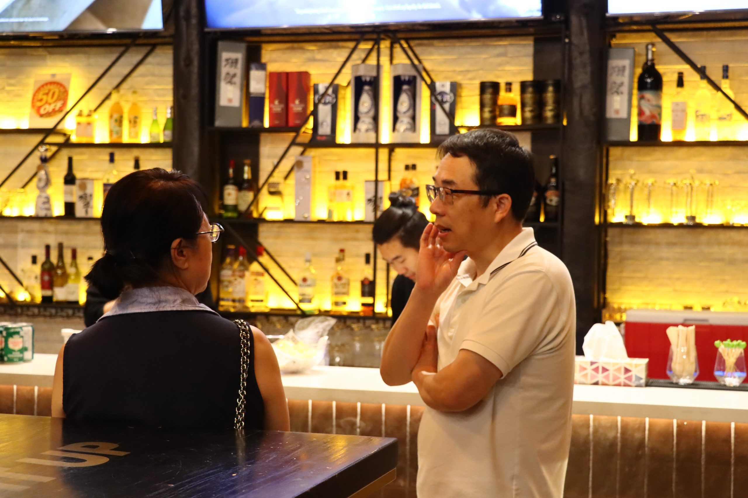 会员现场踊跃提问 / Members actively raising questions