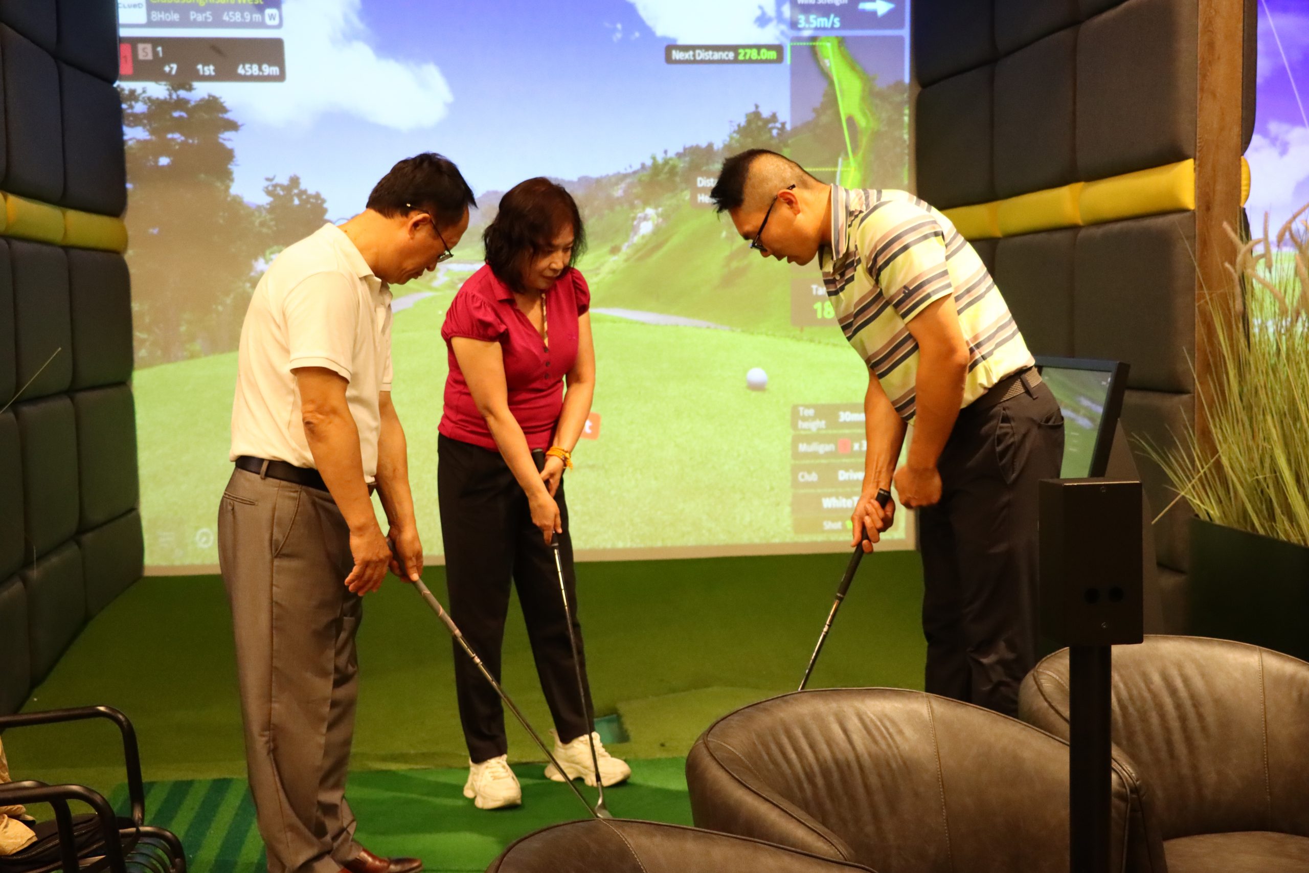 PGA 教练现场指导高尔夫 / PGA coach guiding members on site