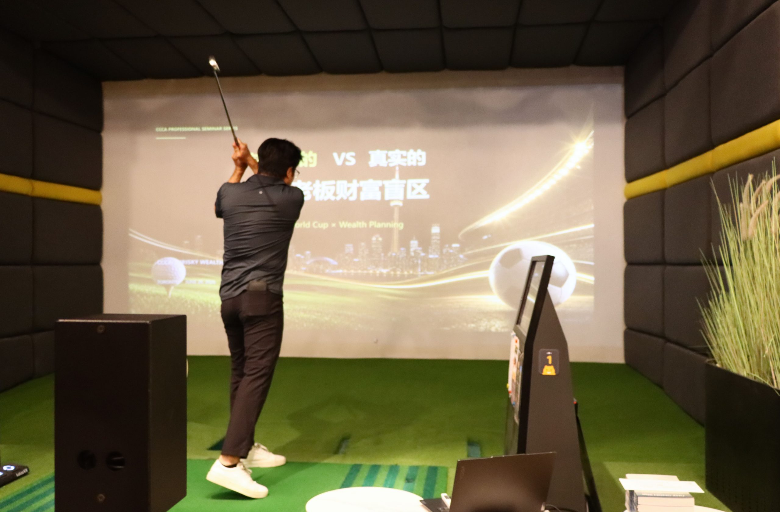 会员体验 Golf It Up 室内高尔夫 / Members enjoying indoor golf at Golf It Up
