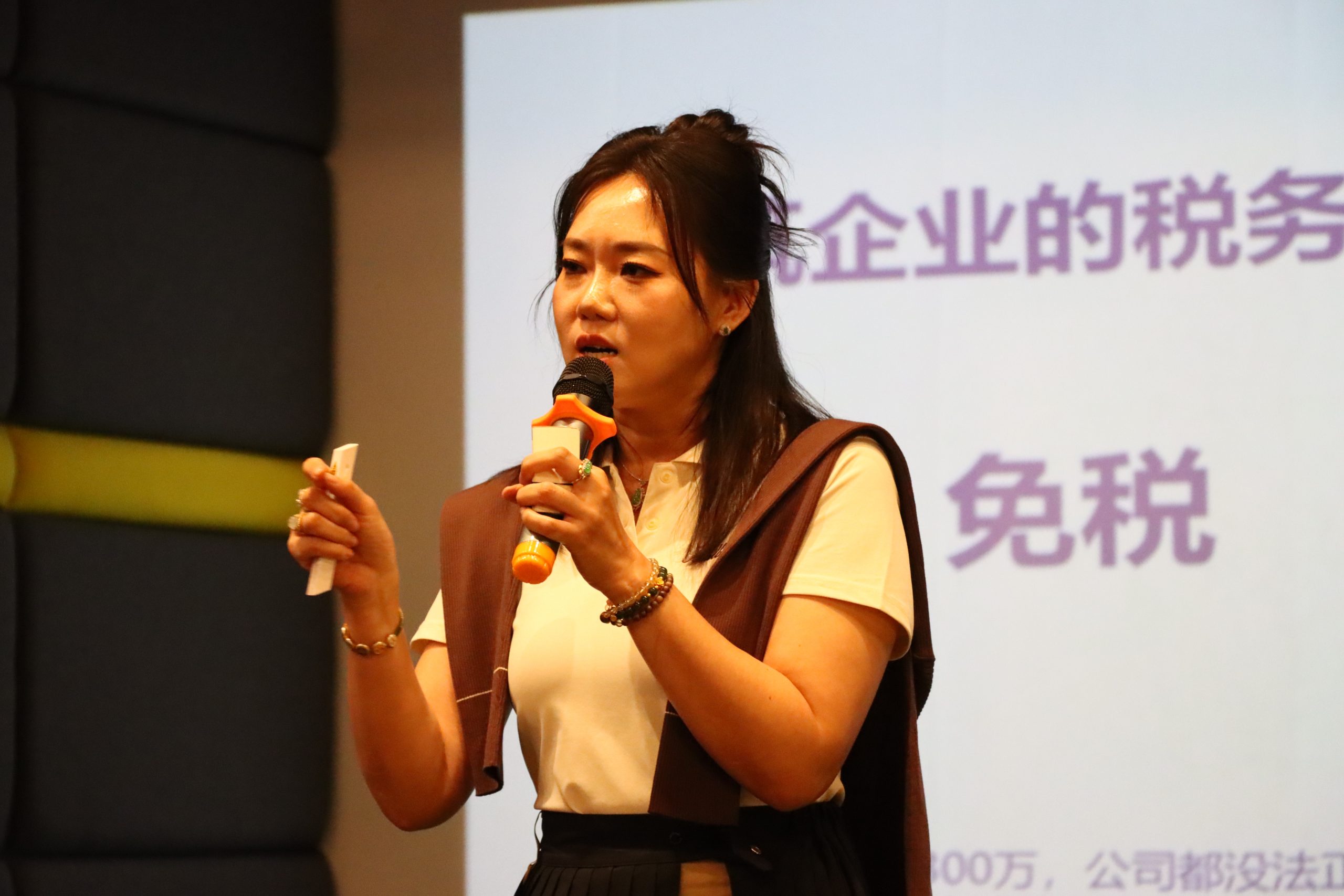 财富规划师 Iris 朱虹讲座 / Iris Zhu delivering the wealth planning session