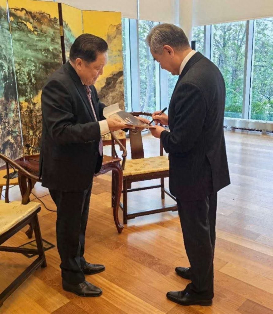 加中建筑协会荣誉主席胡子修与到访的王毅外长重逢