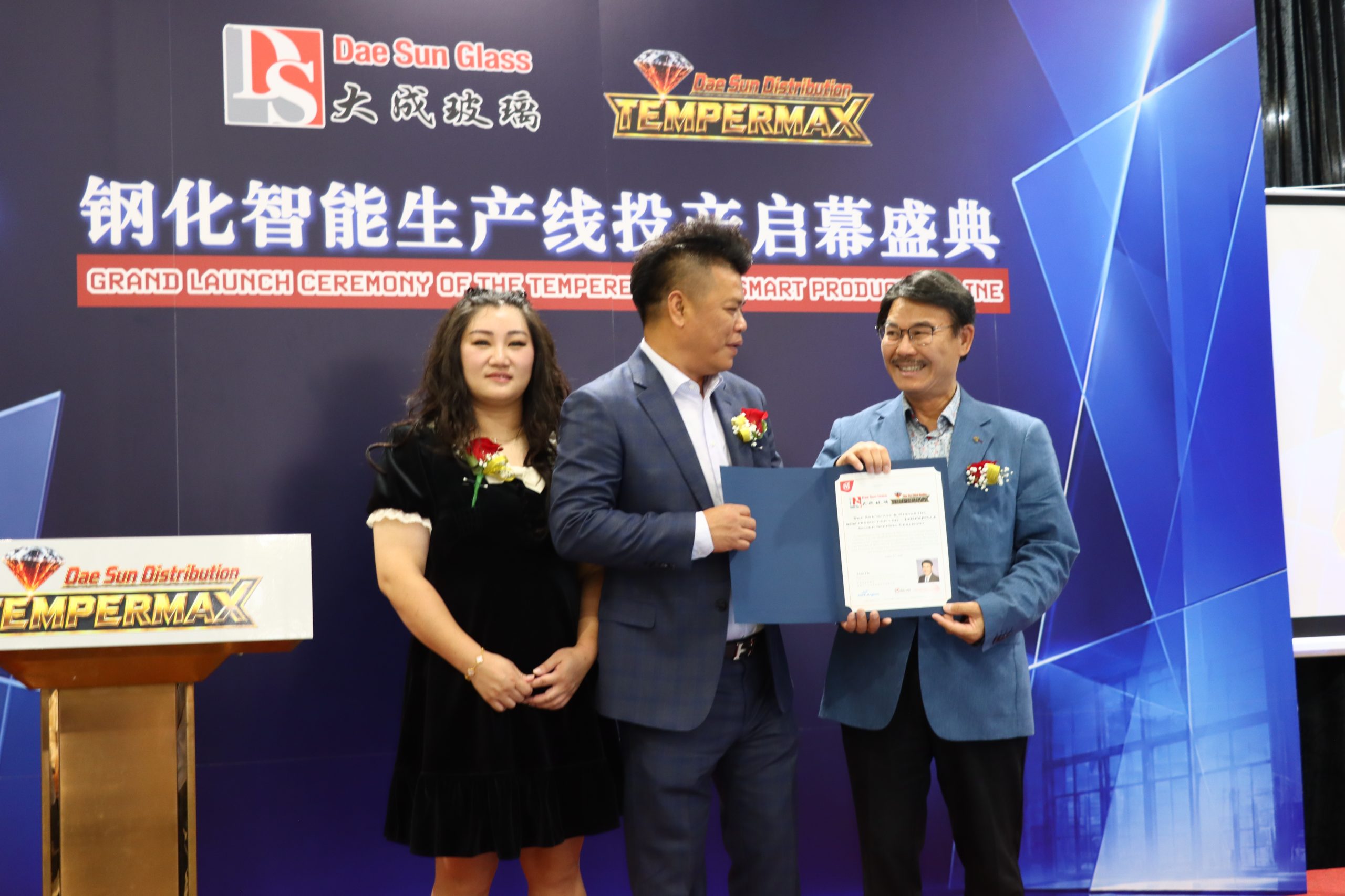 约克区区域议员 Alan Ho 向大成玻璃颁发贺信 / York Region Councillor Alan Ho presenting a congratulatory letter