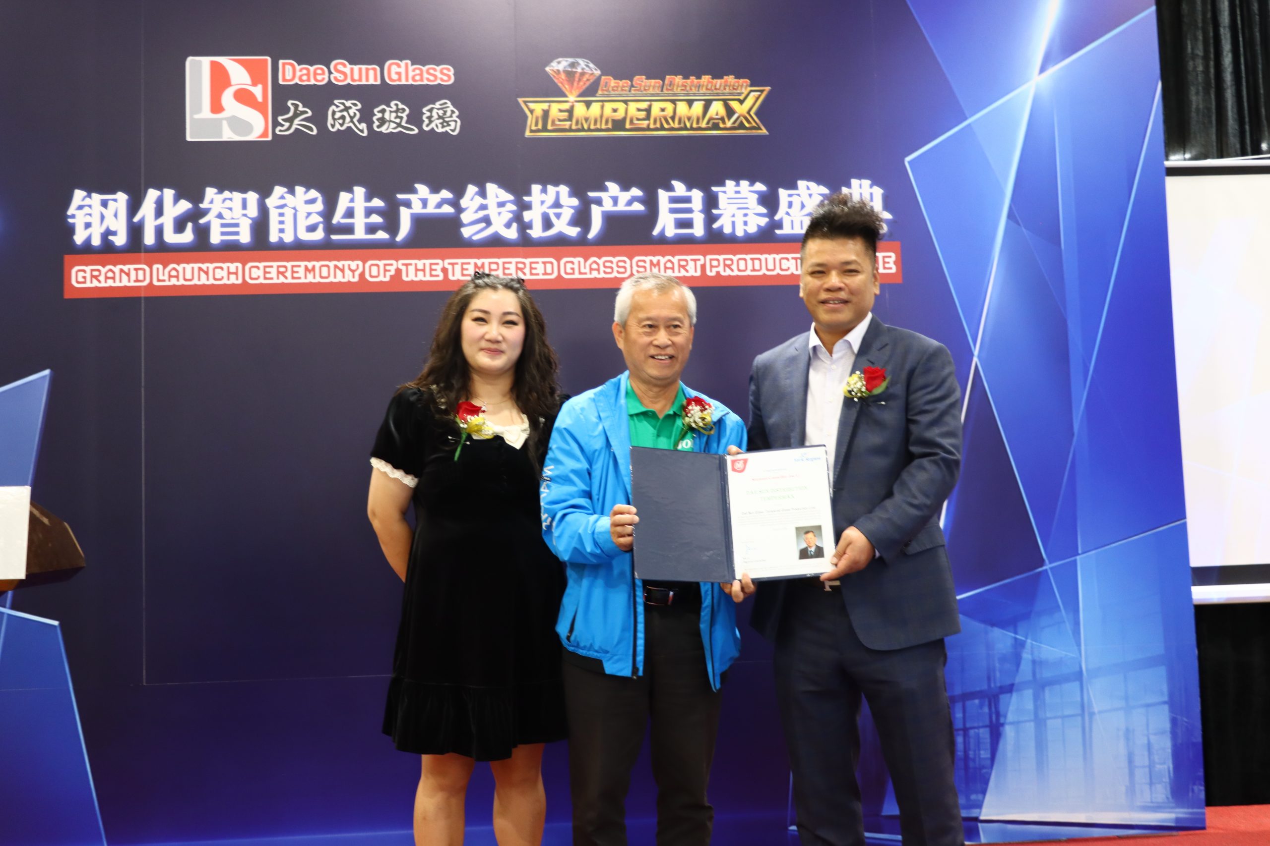 约克区区域议员 Joe Li 向大成玻璃颁发贺信 / York Region Councillor Joe Li presenting a congratulatory letter
