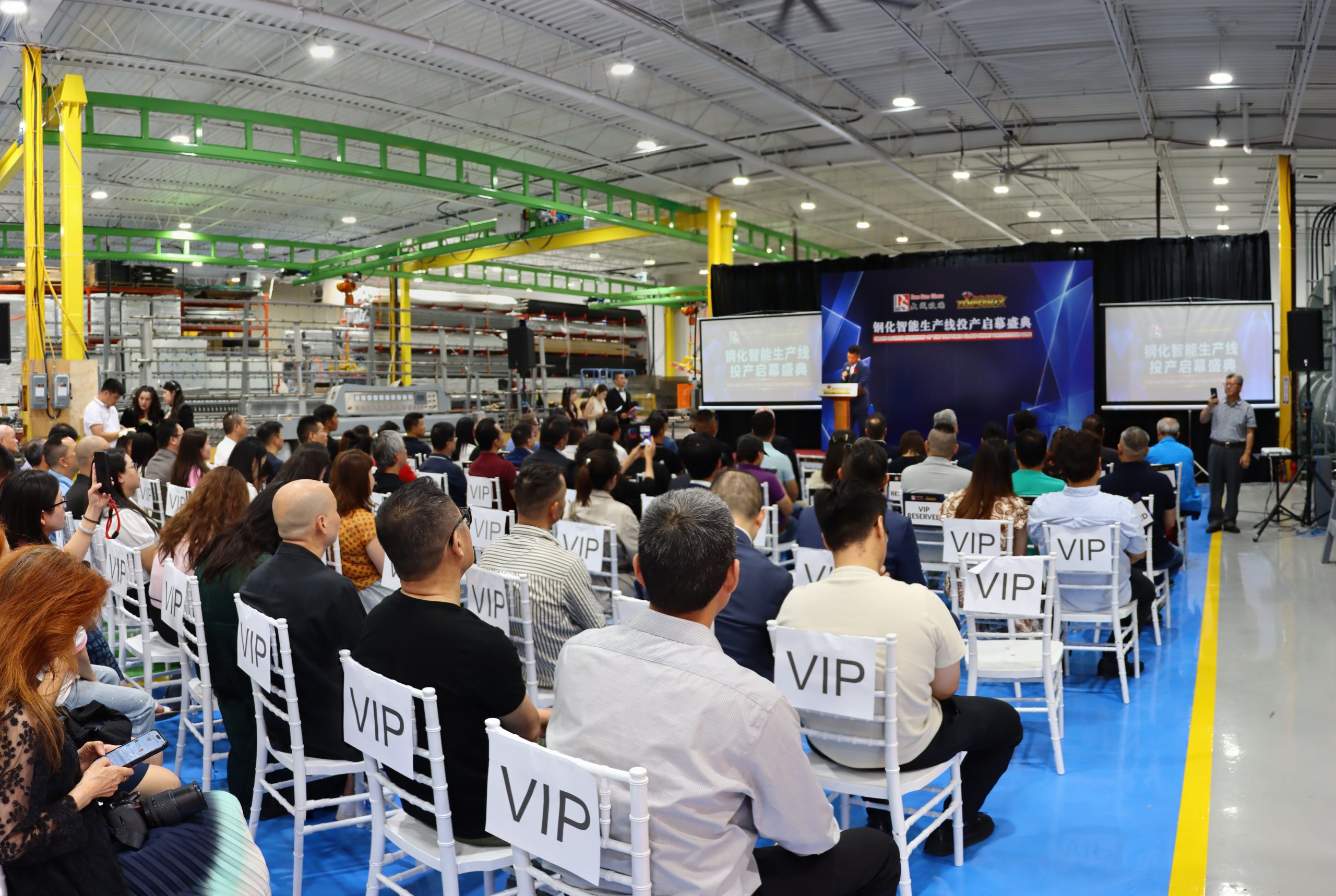 政界嘉宾在启幕典礼上致辞 / Elected officials delivering remarks at the ceremony