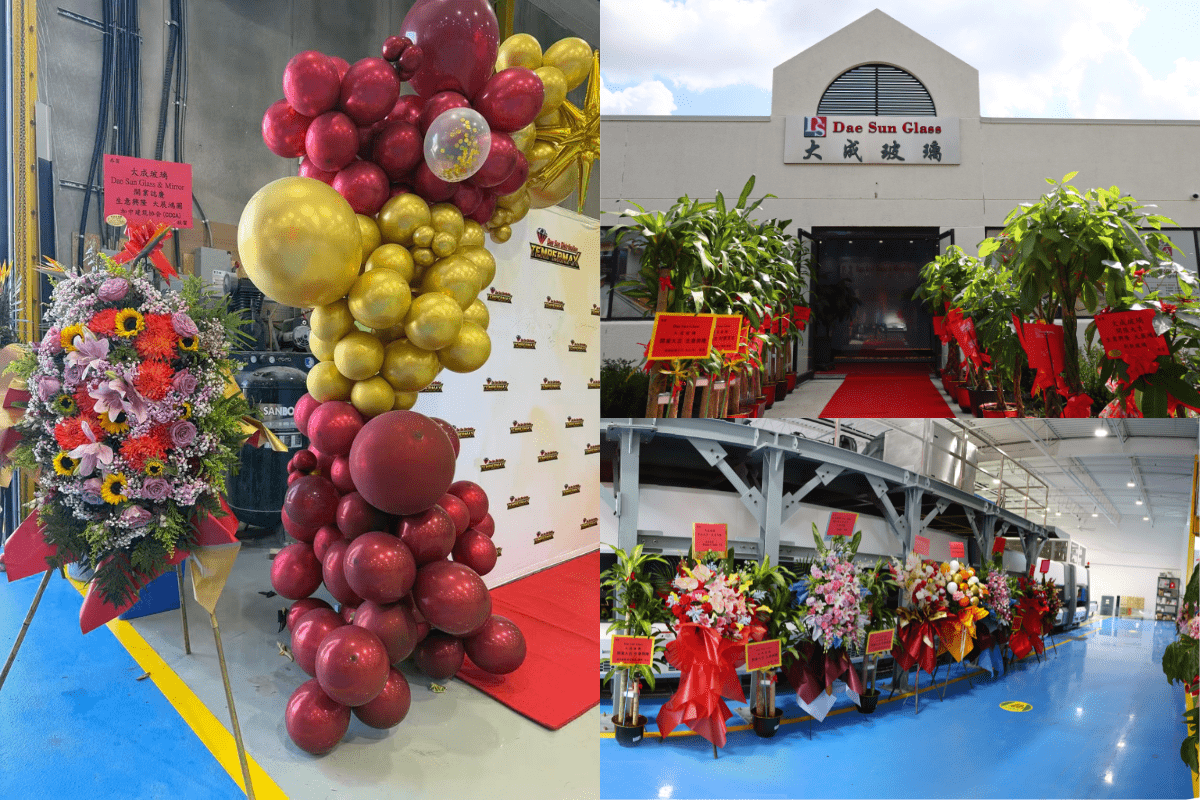 启幕典礼现场各界祝贺花篮 / Congratulatory flower baskets at the ceremony