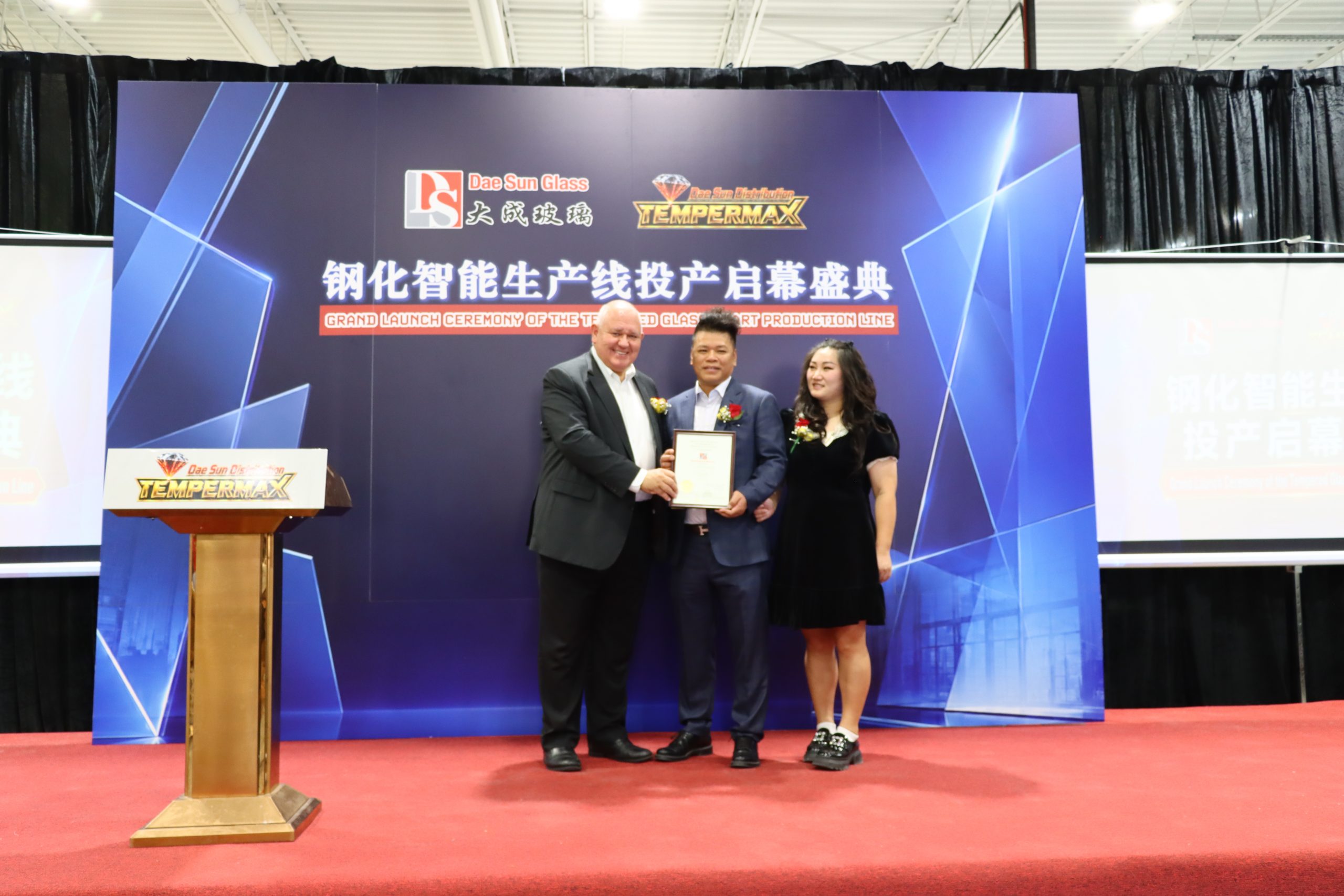 万锦市市长 Frank Scarpitti 向大成玻璃颁发贺信 / Markham Mayor Frank Scarpitti presenting a congratulatory letter