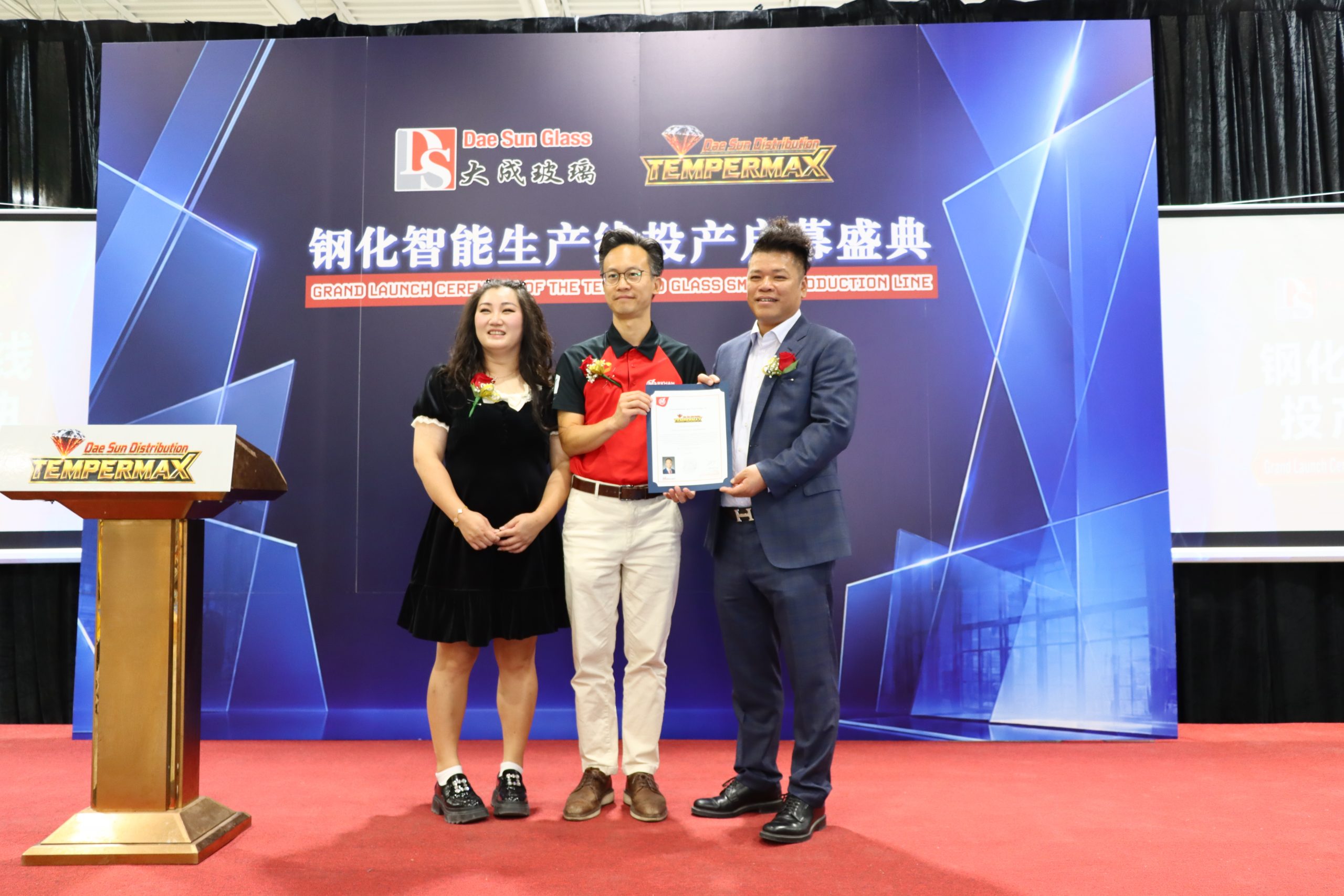 万锦市市议员 Ritch Lau 向大成玻璃颁发贺信 / Markham Councillor Ritch Lau presenting a congratulatory letter