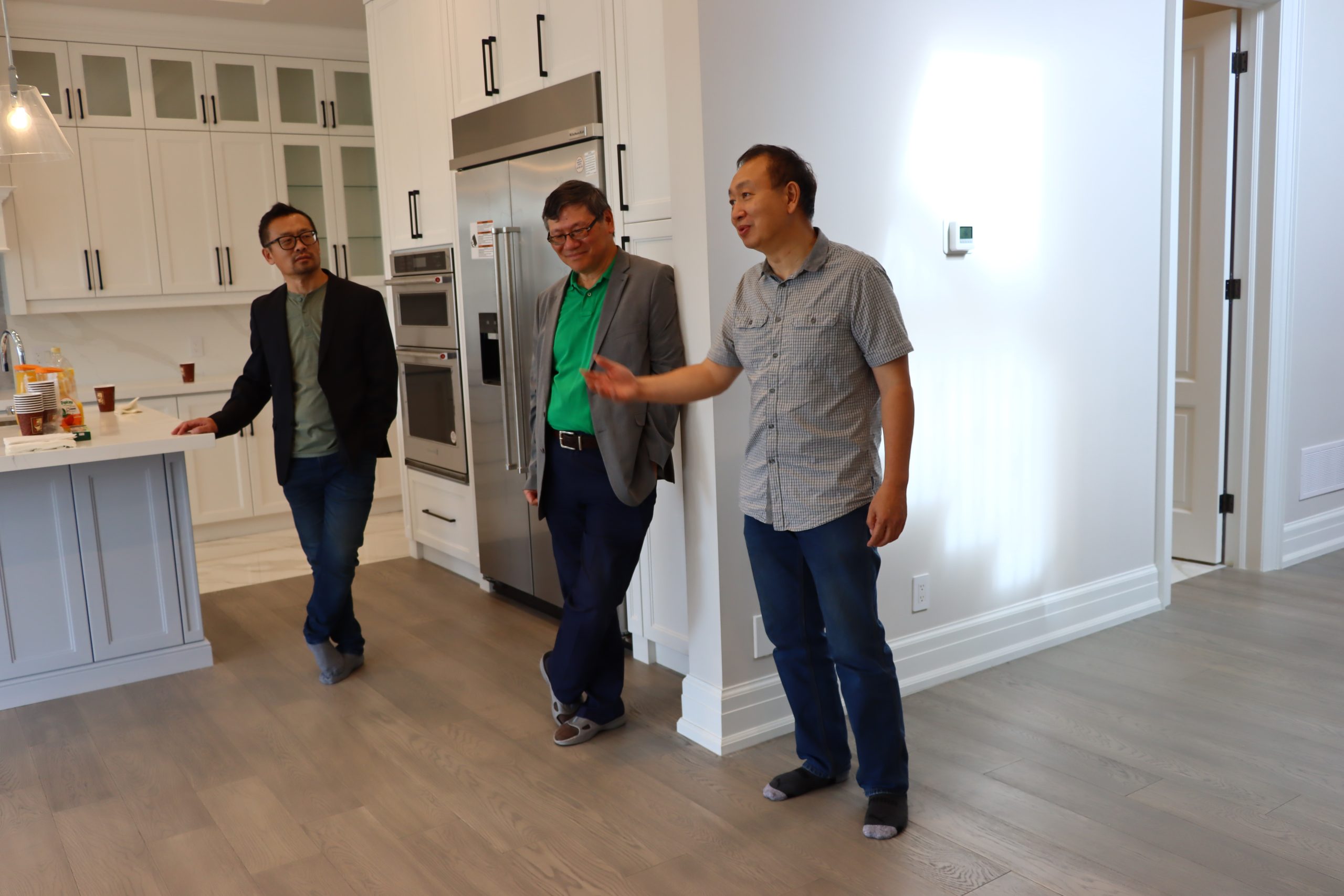 加中建筑协会会员与行业从业者在活动现场交流