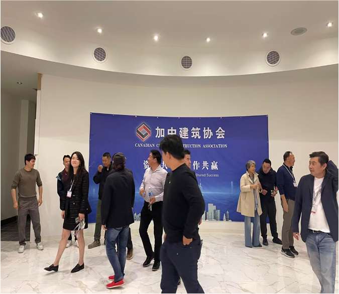 来宾在协会背景板前交流
